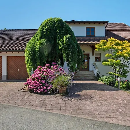 坚果树下公寓 *